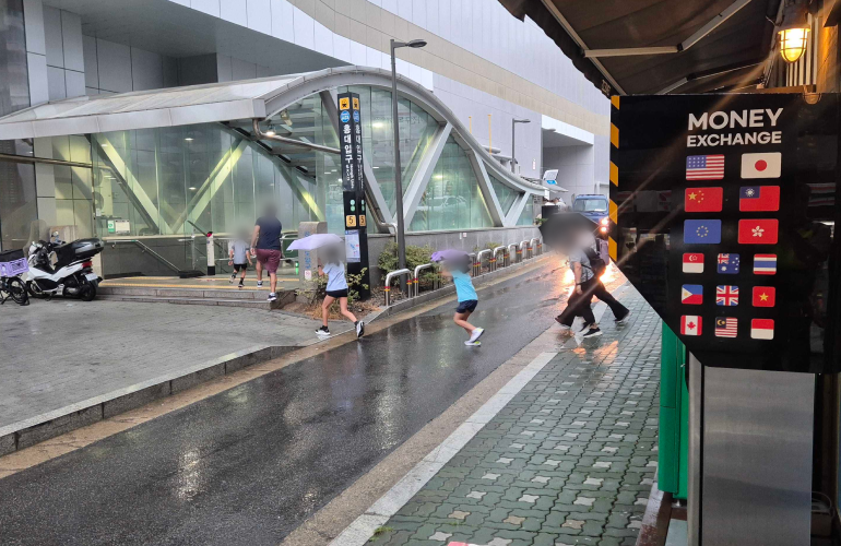 Hongdae Square Lab Luggage Storage 2